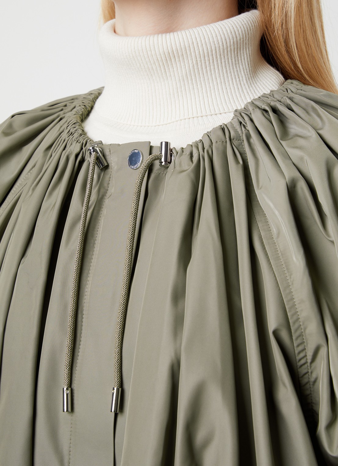 TOTEME Jack met trekkoord en plooien - detail 2 khaki