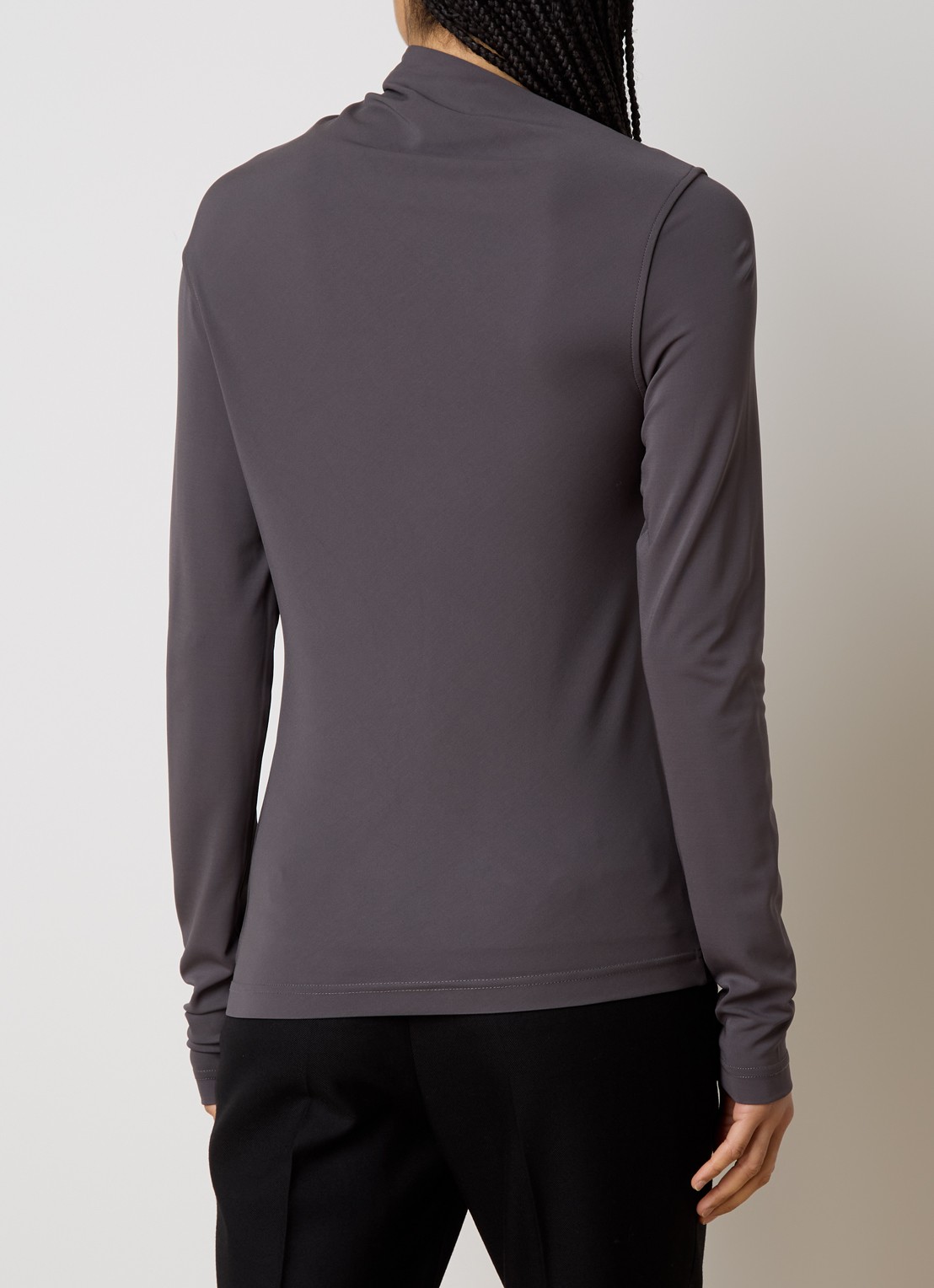 TOTEME Longsleeve van jersey met asymmetrische hals - achterkant 5 taupe