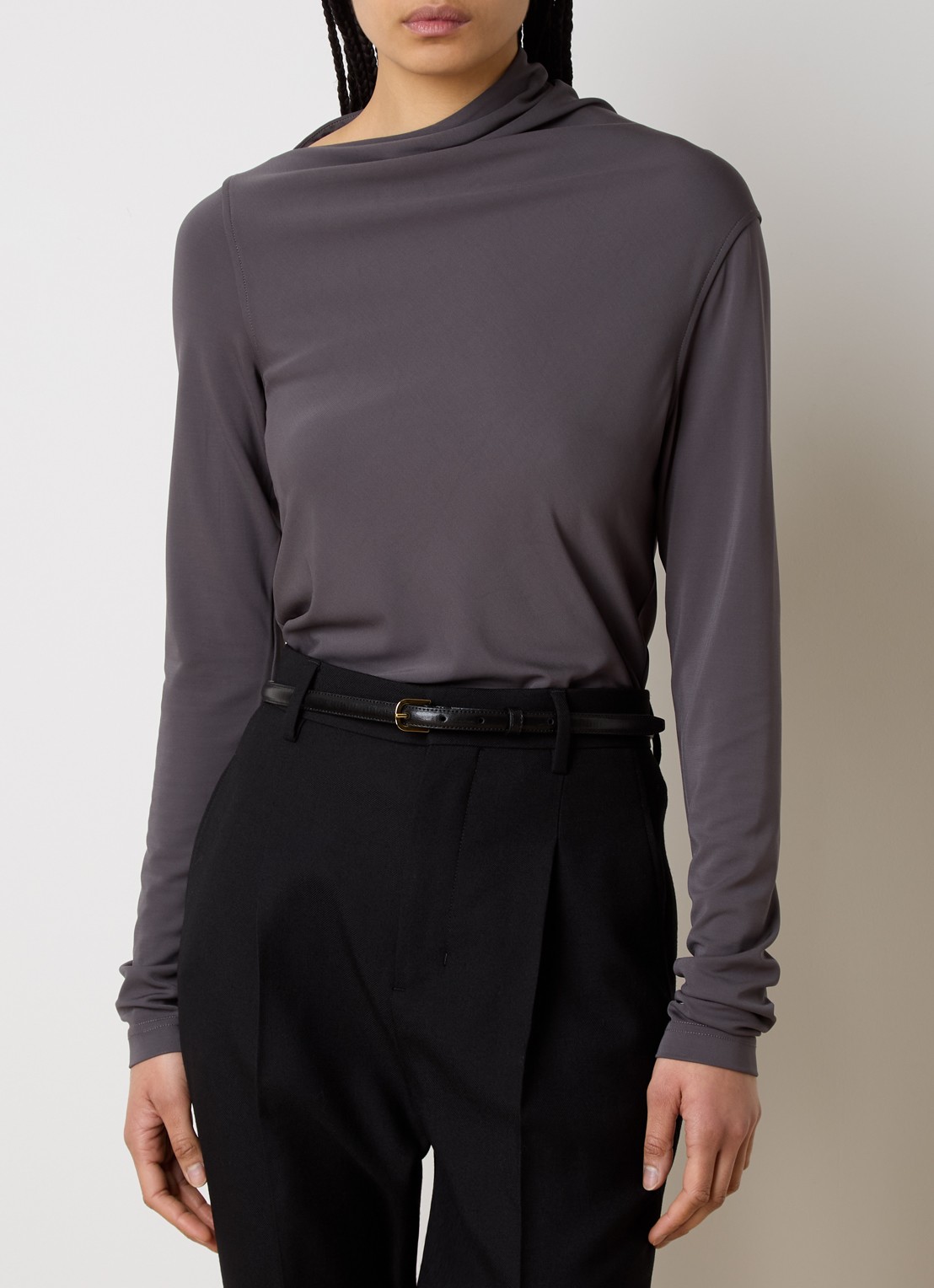 TOTEME Longsleeve van jersey met asymmetrische hals - detail taupe