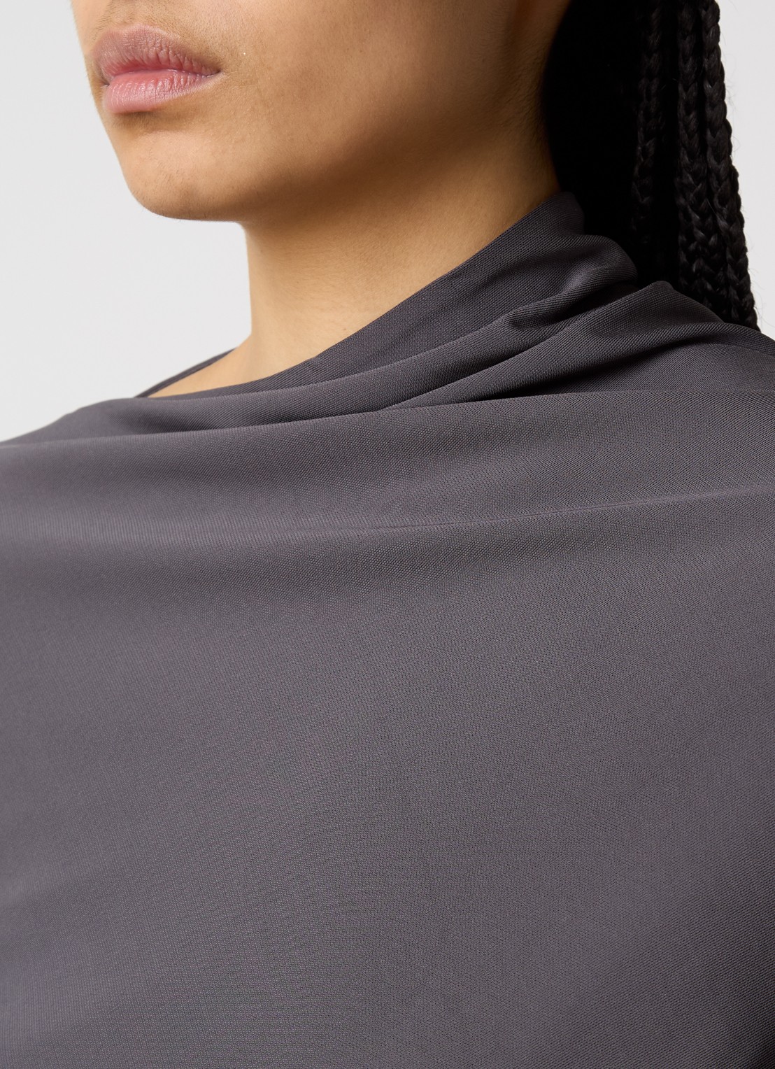 TOTEME Longsleeve van jersey met asymmetrische hals - detail 2 taupe