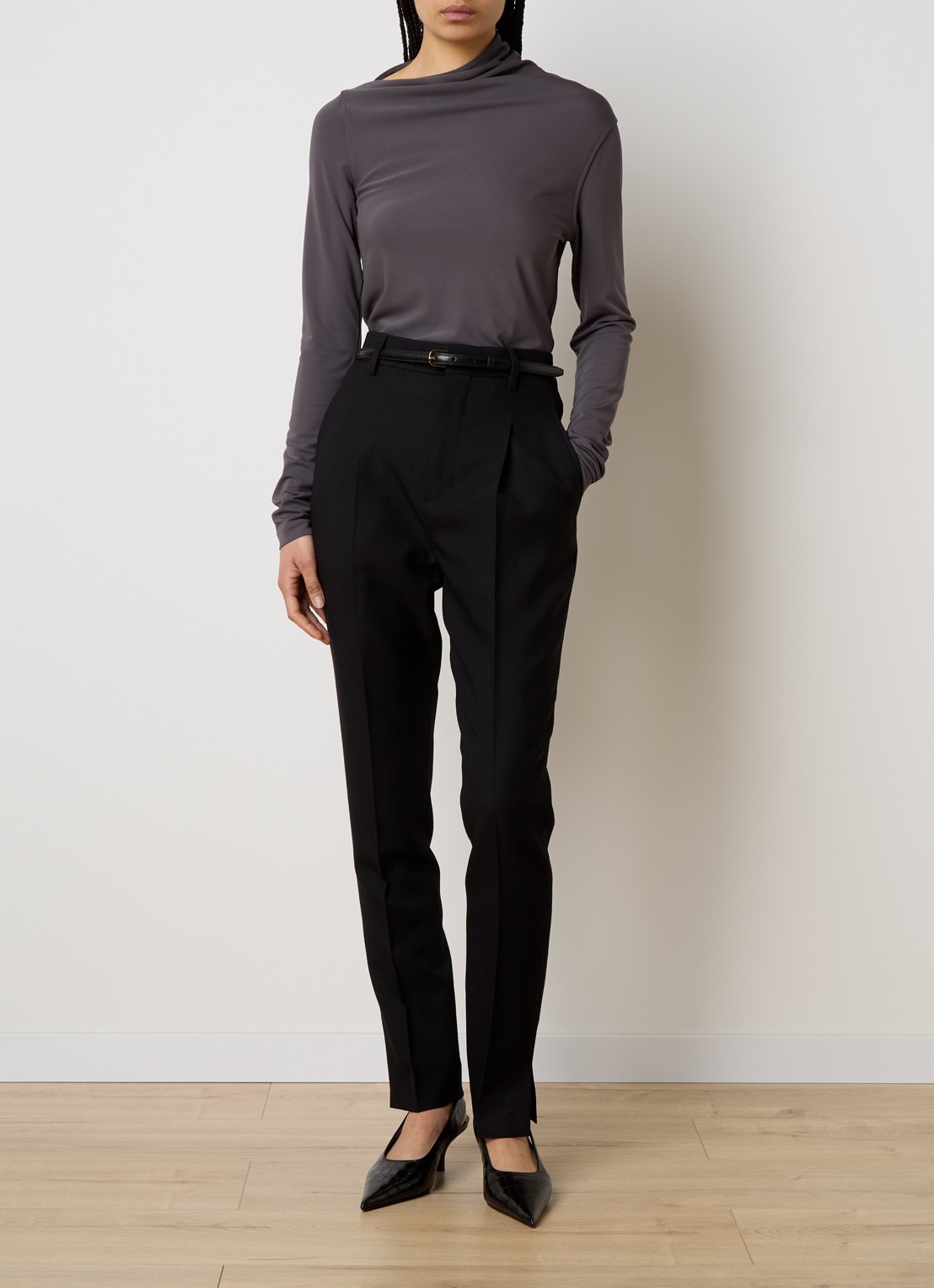 TOTEME Longsleeve van jersey met asymmetrische hals - voorkant 4 taupe