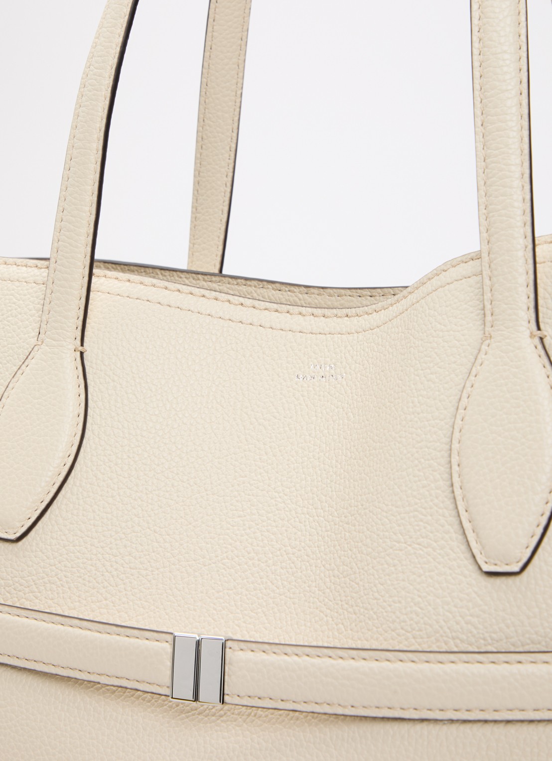 TOTEME Lounge schoudertas van leer - detail 4 creme