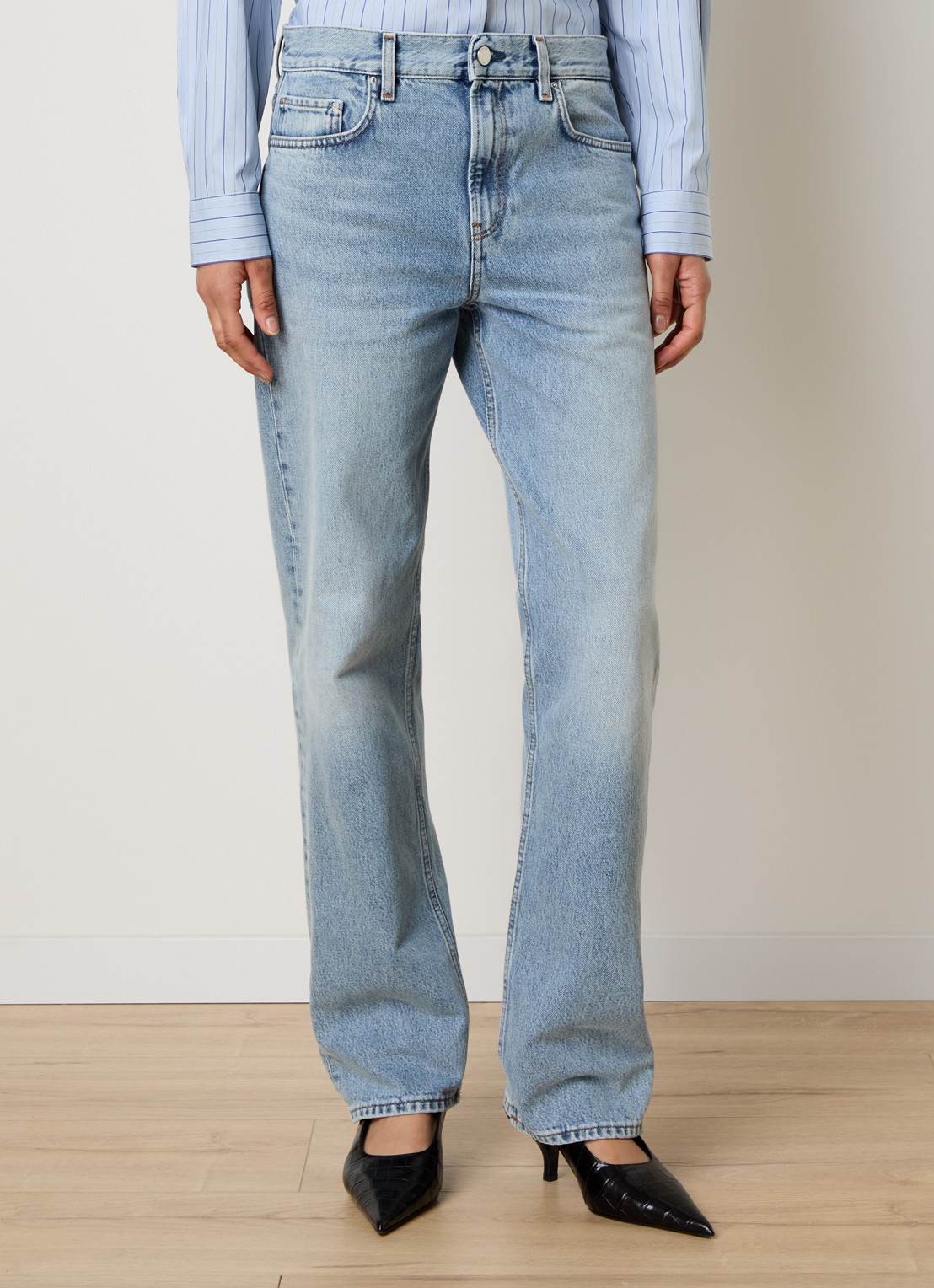 TOTEME Low waist straight leg jeans met lichte wassing - detail 4 indigo