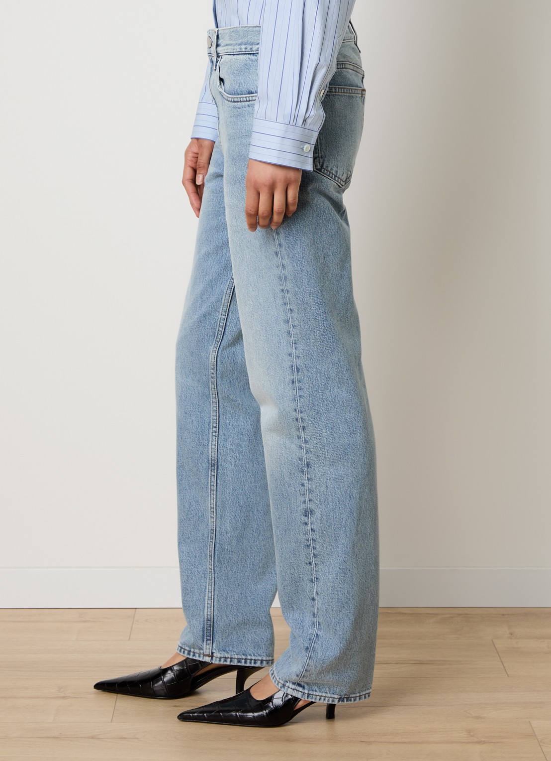 TOTEME Low waist straight leg jeans met lichte wassing - detail 5 indigo