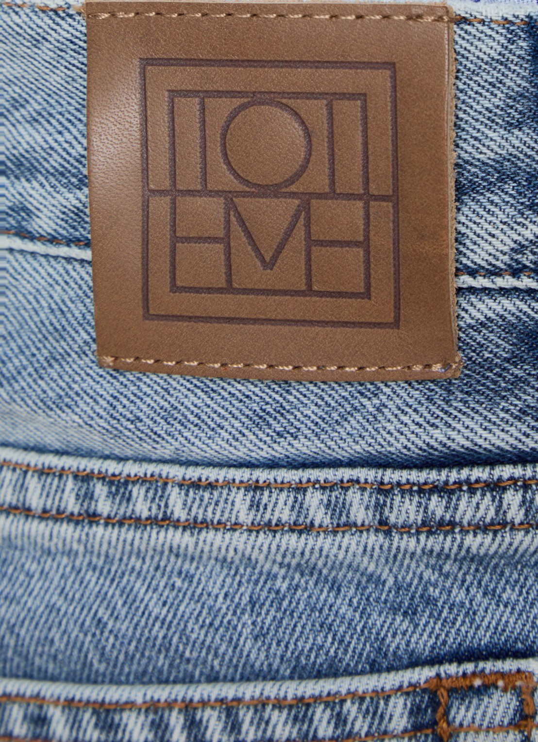 TOTEME Low waist straight leg jeans met lichte wassing - detail 6 indigo