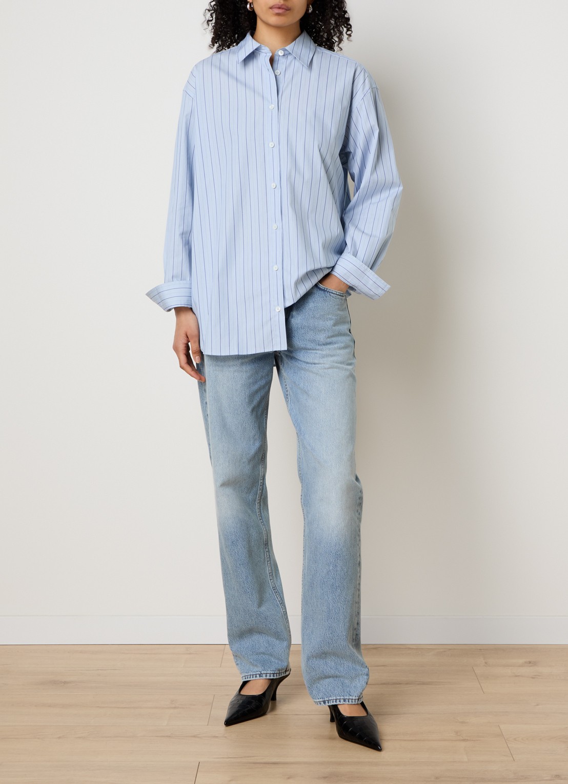 TOTEME Low waist straight leg jeans met lichte wassing - voorkant 3 indigo
