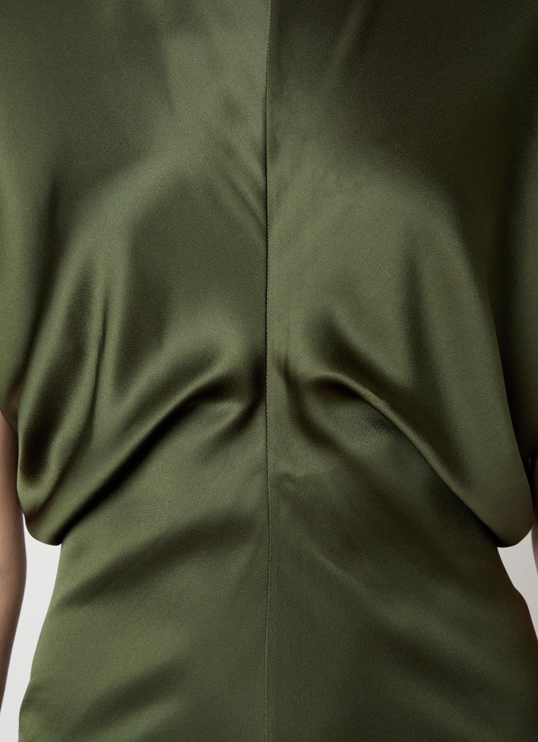 TOTEME Maxi avondjurk met plooien - detail 3 donkergroen