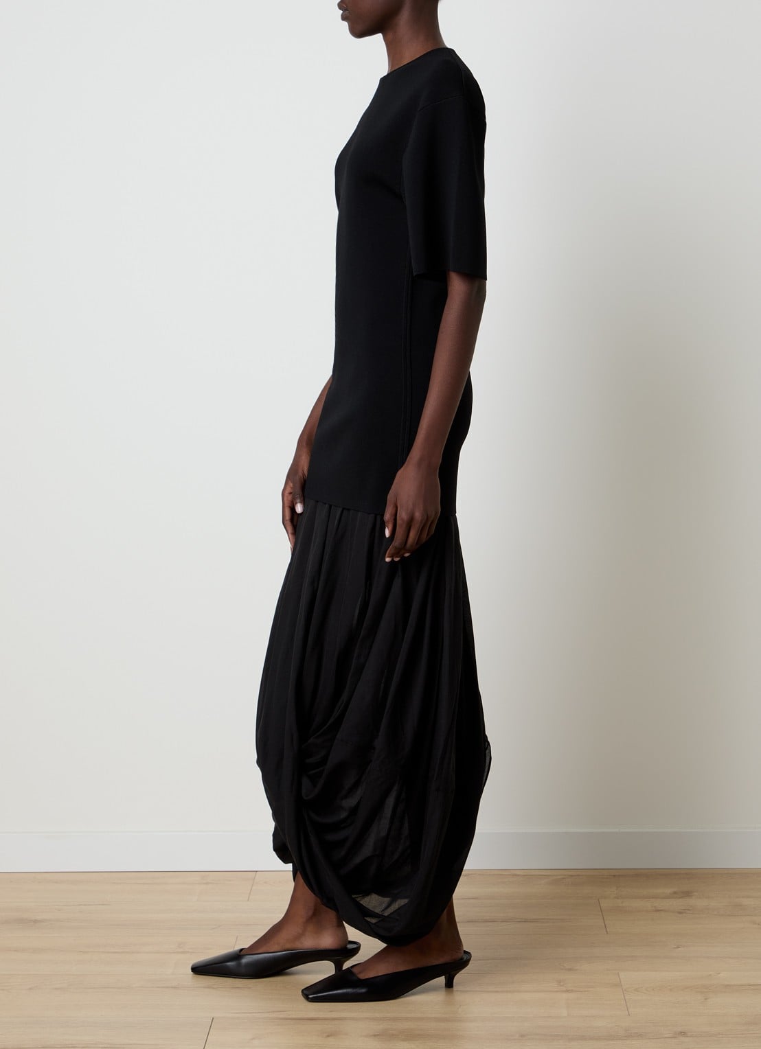 TOTEME Maxi jurk met plooidetail - voorkant 2 zwart