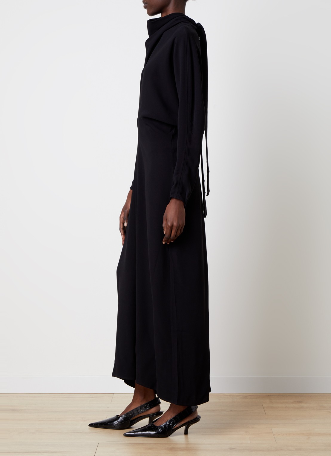 TOTEME Maxi tuniekjurk met sjaalkraag - voorkant 5 zwart