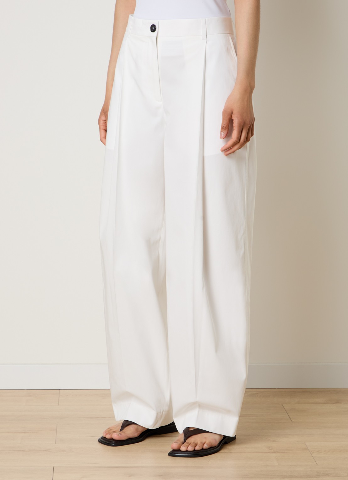 TOTEME Mid waist loose fit pantalon met plooi en steekzakken - detail 4 wit