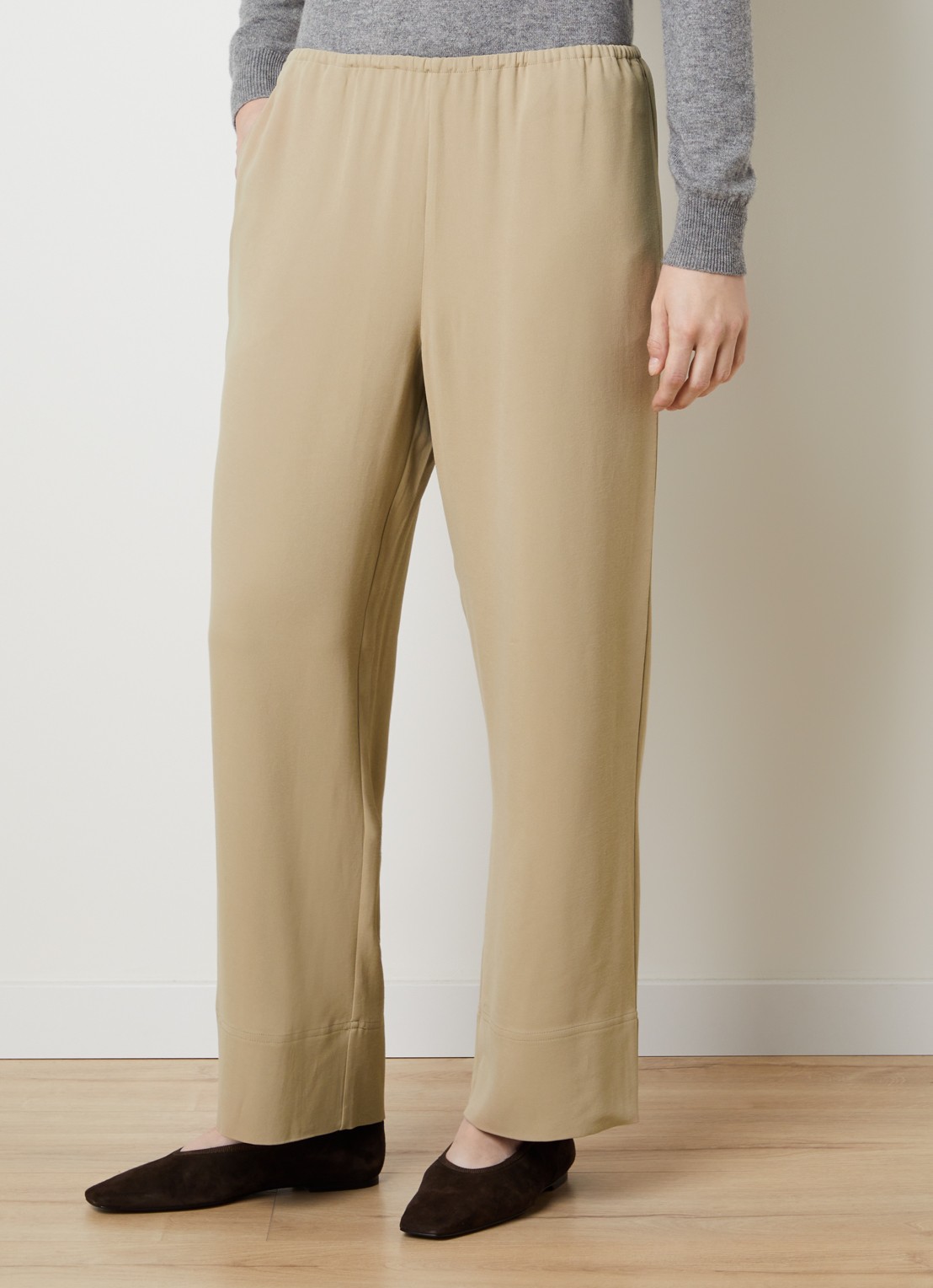 TOTEME Mid waist straight fit loungebroek met steekzakken - detail zand