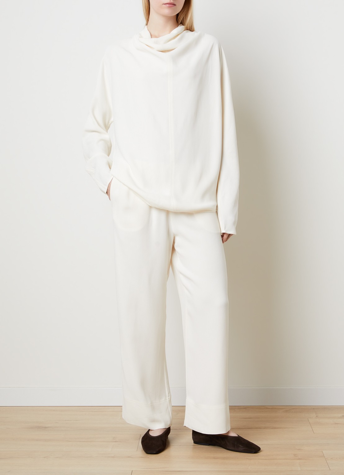 TOTEME Mid waist straight fit loungebroek met steekzakken - voorkant 4 gebroken wit