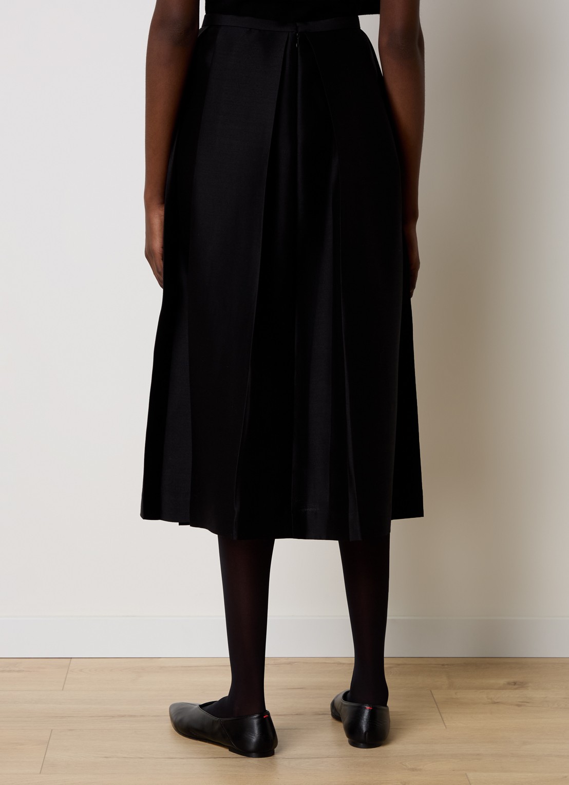 TOTEME Midi rok in zijdeblend met plooidetail - achterkant 3 zwart
