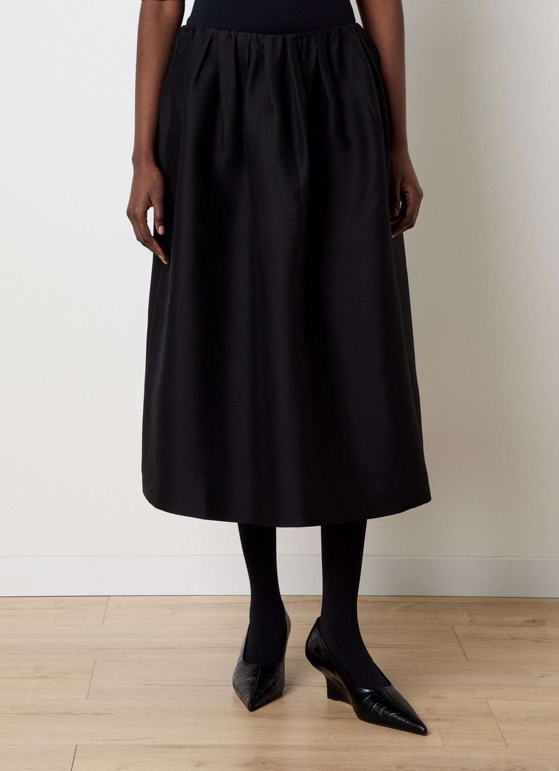 TOTEME Midi rok in zijdeblend met steekzakken - detail zwart