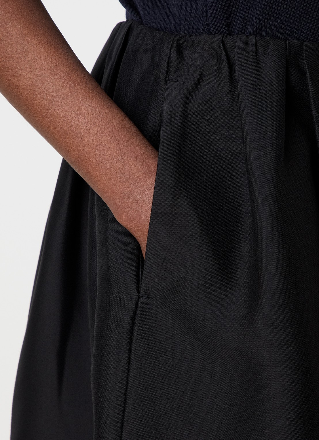TOTEME Midi rok in zijdeblend met steekzakken - detail 2 zwart