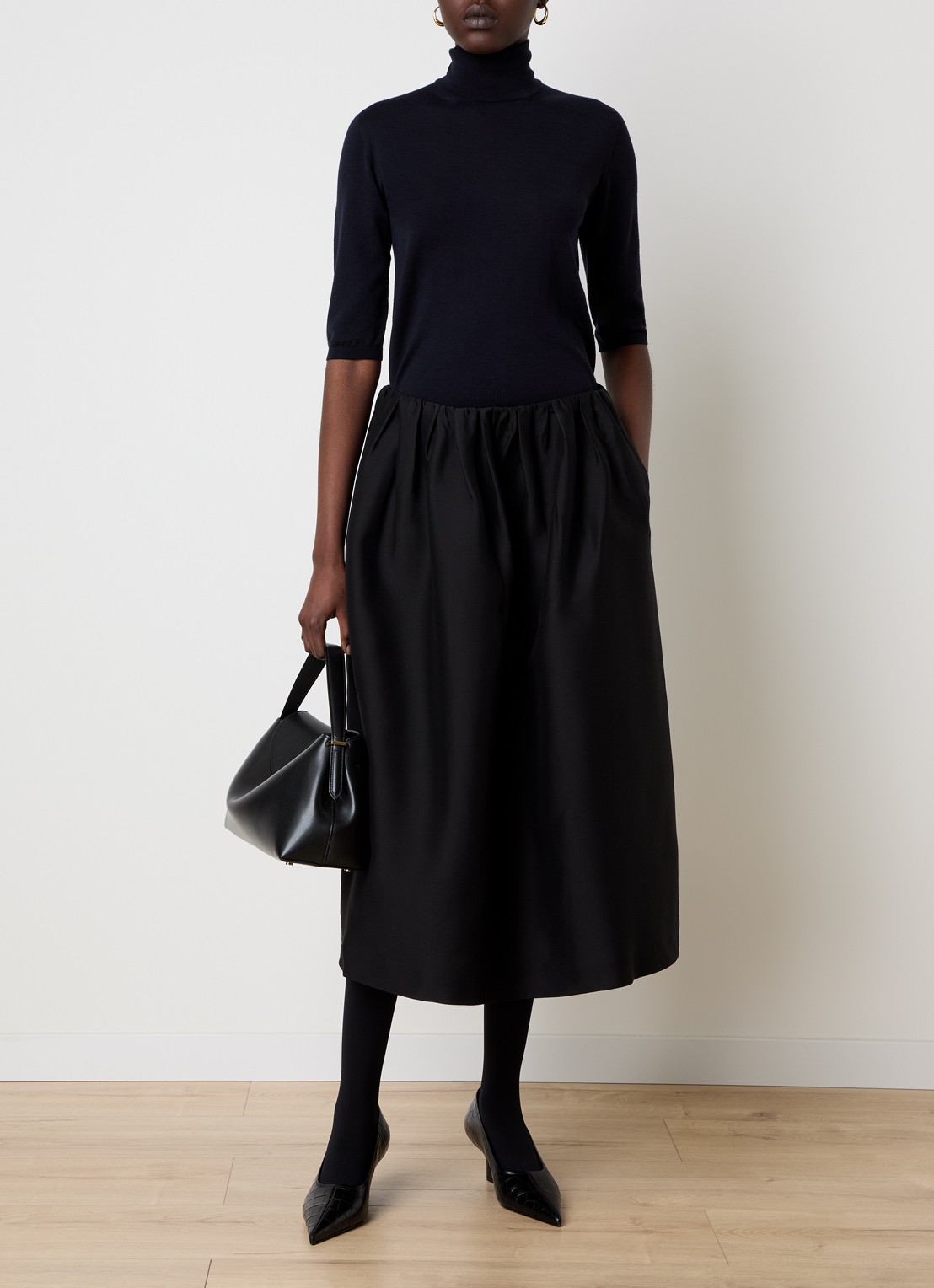 TOTEME Midi rok in zijdeblend met steekzakken - voorkant 5 zwart