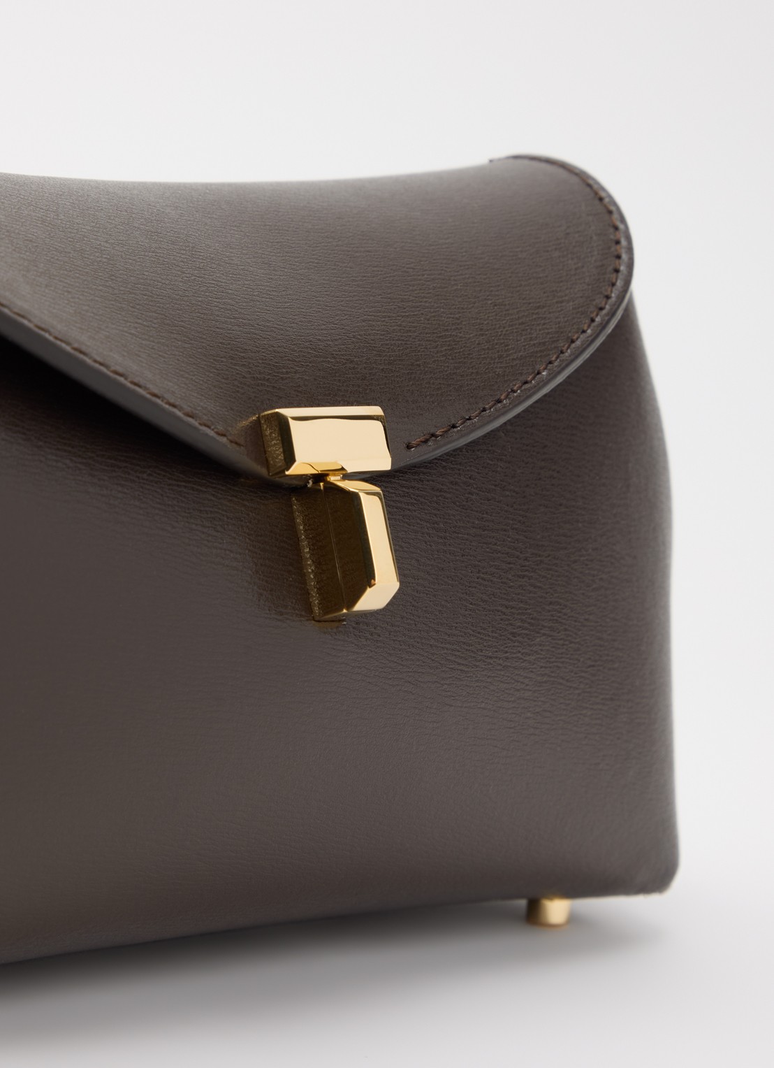 TOTEME Mini clutch van kalfsleer  - detail 4 taupe