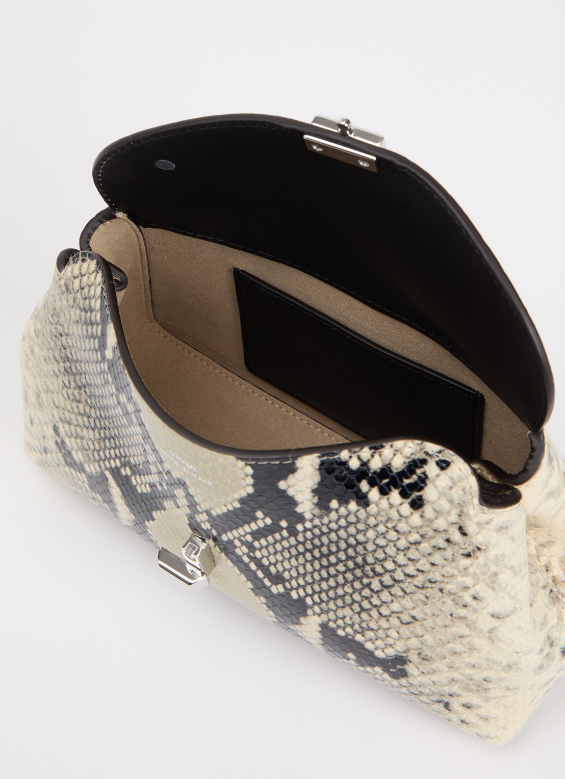 TOTEME Mini T-lock clutch van leer met slangenstructuur - detail ivoor
