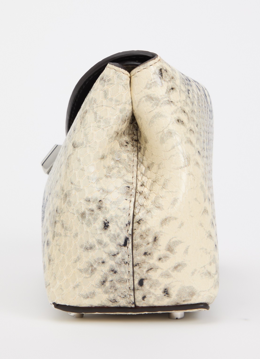 TOTEME Mini T-lock clutch van leer met slangenstructuur - detail 2 ivoor