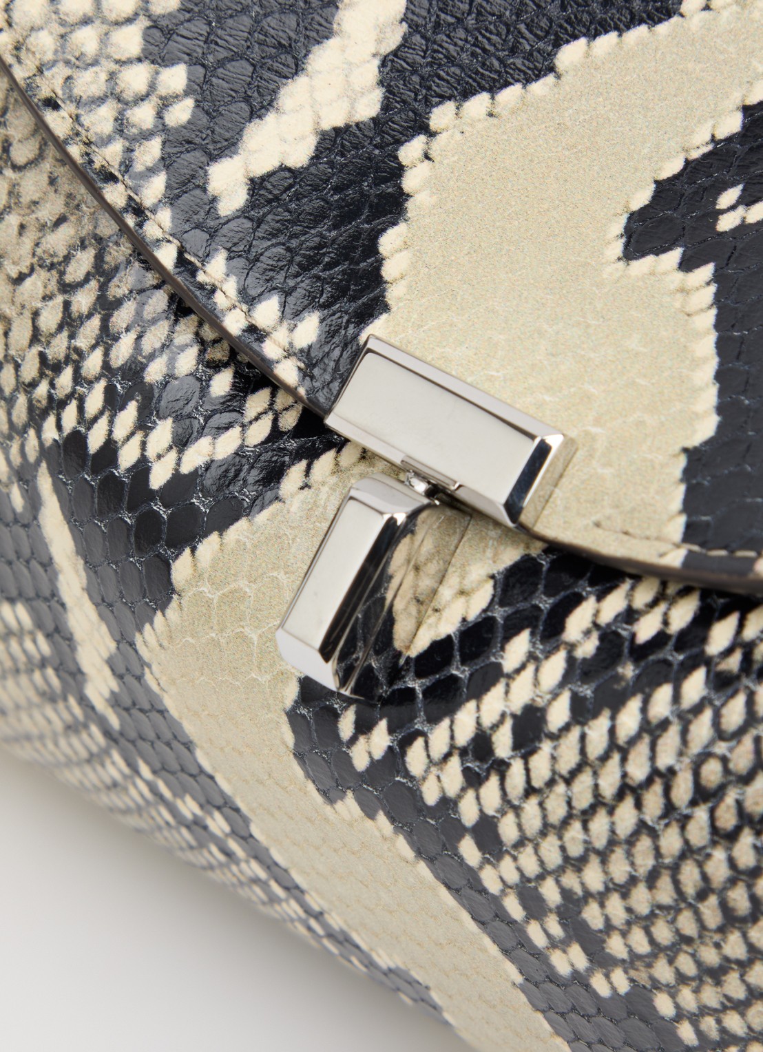 TOTEME Mini T-lock clutch van leer met slangenstructuur - detail 3 ivoor