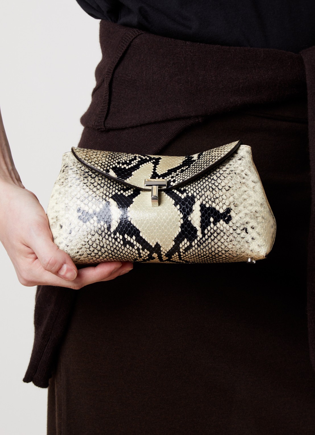 TOTEME Mini T-lock clutch van leer met slangenstructuur - voorkant 7 ivoor