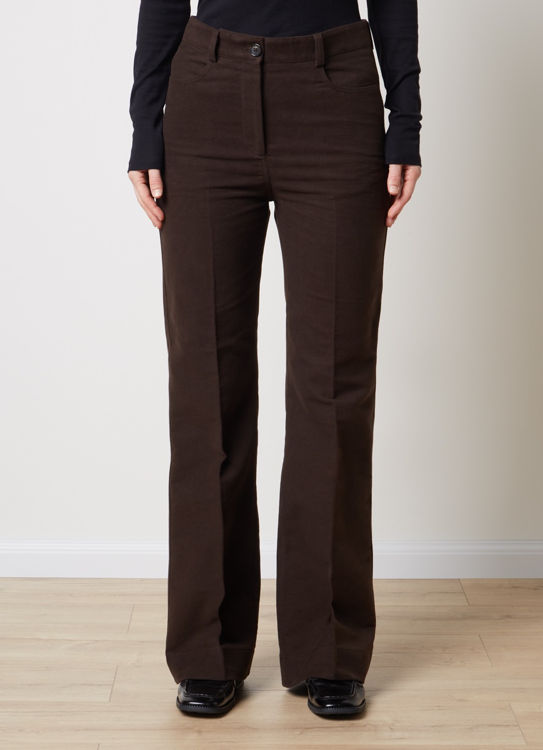 TOTEME Moleskin high waist flared pantalon met steekzakken - detail donkerbruin