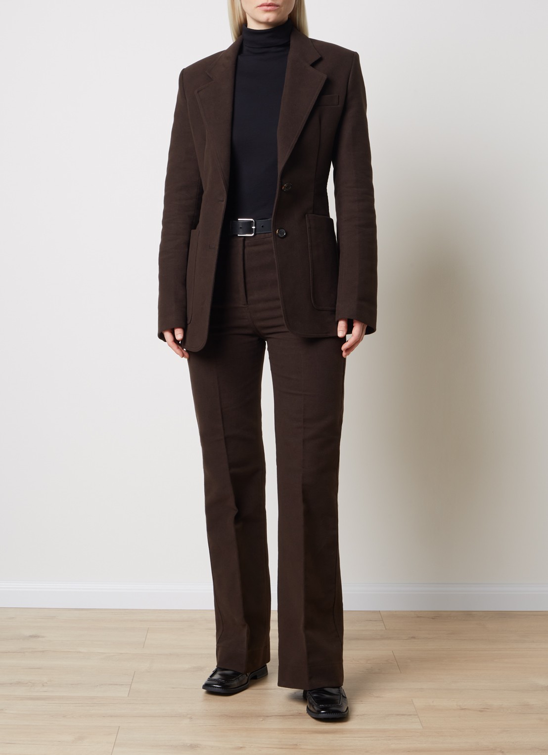 TOTEME Moleskin high waist flared pantalon met steekzakken - voorkant 5 donkerbruin