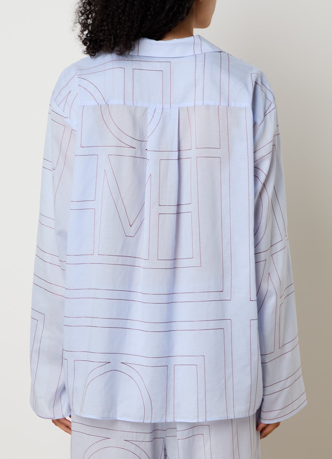 TOTEME Monogram blouse met logoborduring - achterkant 3 lichtblauw