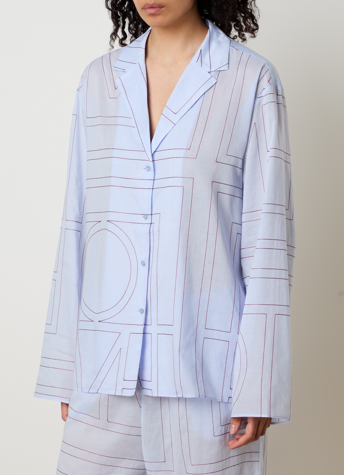 TOTEME Monogram blouse met logoborduring - detail lichtblauw