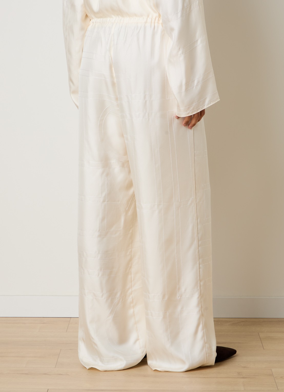 TOTEME Monogram low waist wide fit broek van zijde met logoborduring - achterkant gebroken wit