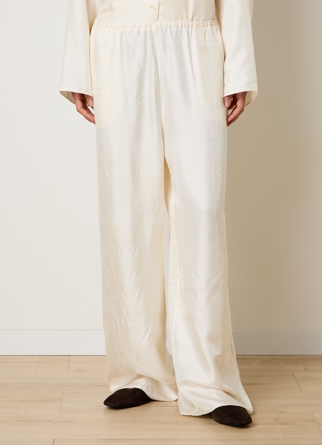 TOTEME Monogram low waist wide fit broek van zijde met logoborduring - detail 2 gebroken wit