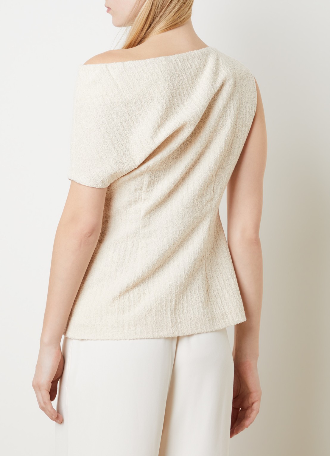 TOTEME One shoulder top met structuur - achterkant gebroken wit