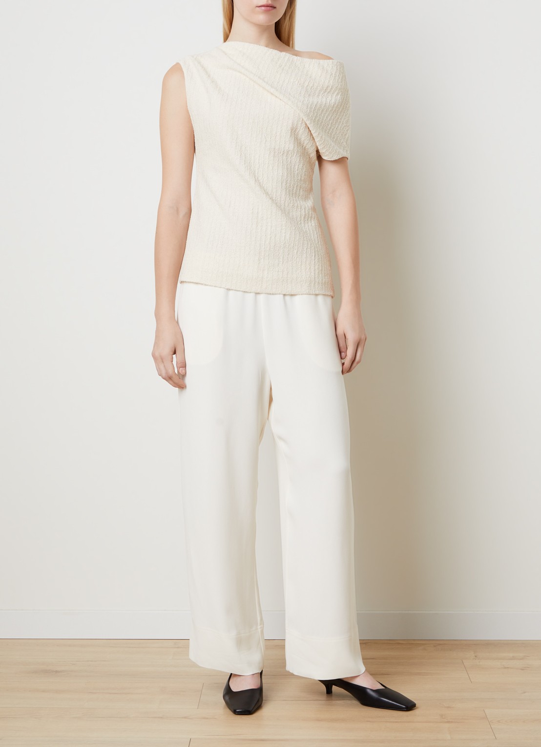 TOTEME One shoulder top met structuur - voorkant 3 gebroken wit
