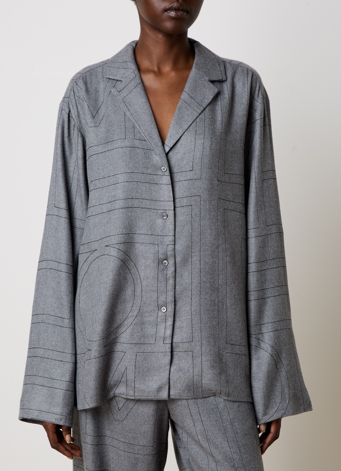 TOTEME Oversized blouse met logoborduring - detail 4 grijs