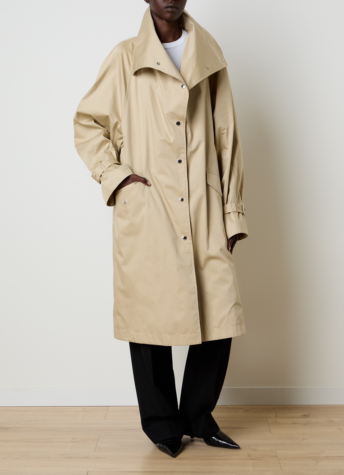 TOTEME Oversized trenchcoat met klepzakken en opstaande kraag - detail beige