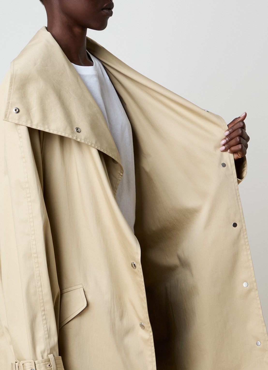 TOTEME Oversized trenchcoat met klepzakken en opstaande kraag - detail 2 beige