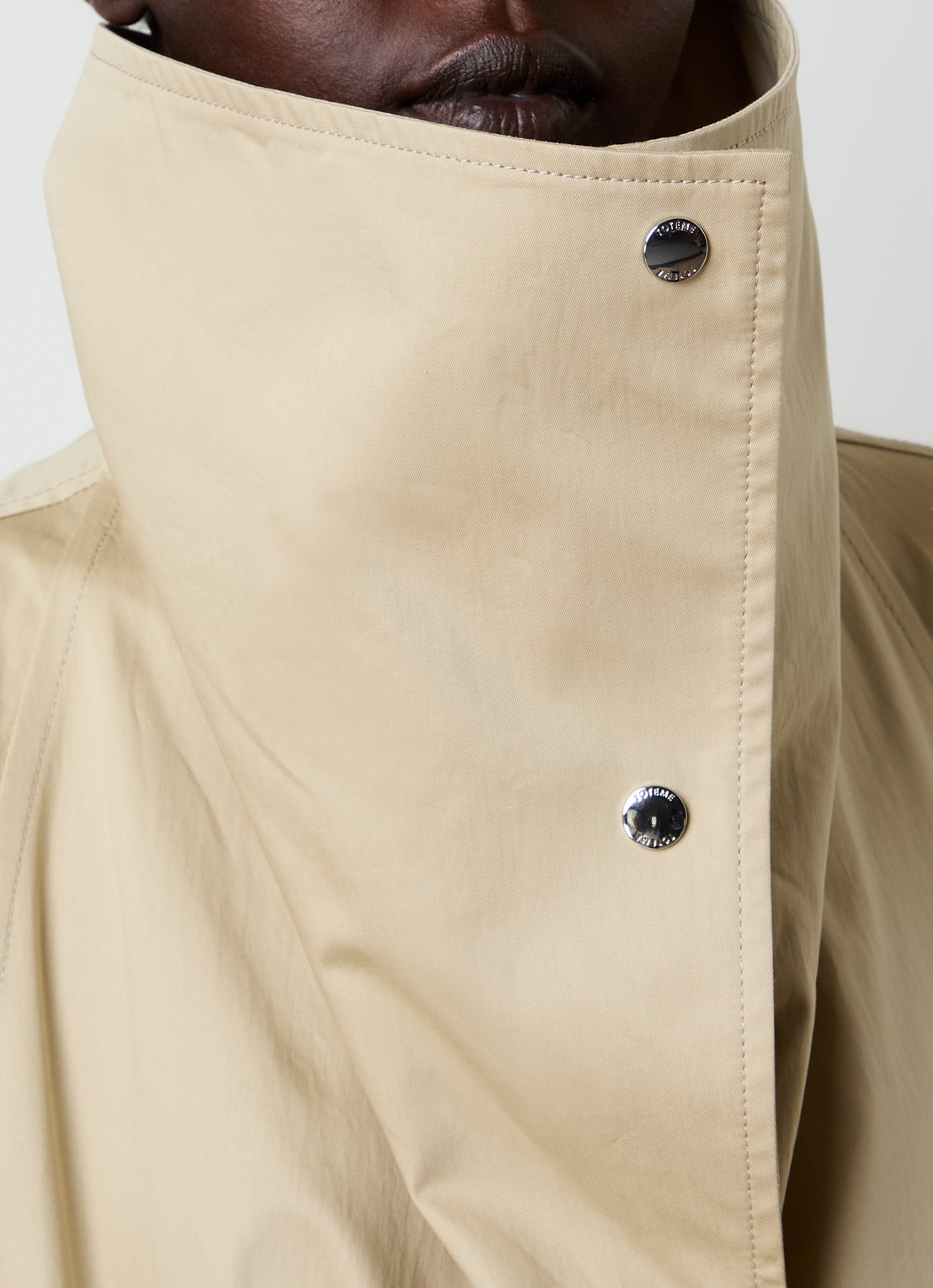 TOTEME Oversized trenchcoat met klepzakken en opstaande kraag - detail 3 beige