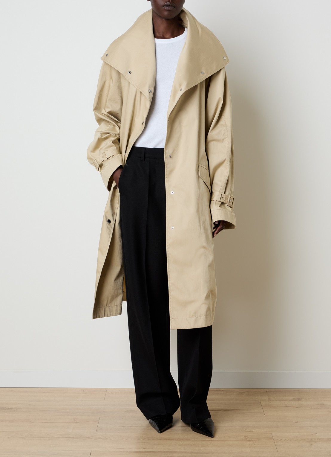 TOTEME Oversized trenchcoat met klepzakken en opstaande kraag - voorkant 5 beige