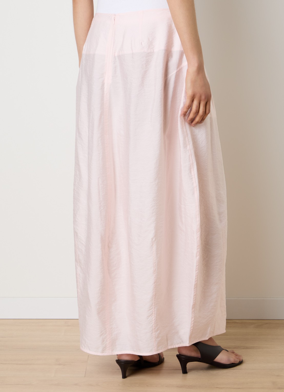 TOTEME Parachute maxi rok van zijde met split - achterkant lichtroze
