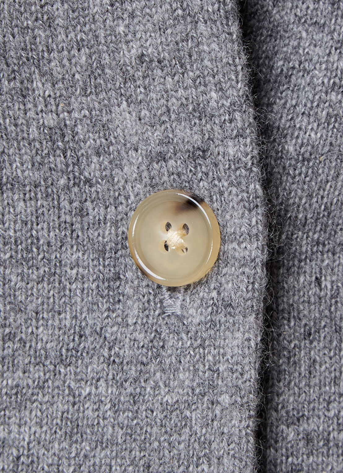 TOTEME Raglan fijngebreide vest van kasjmier - detail 3 grijsmele
