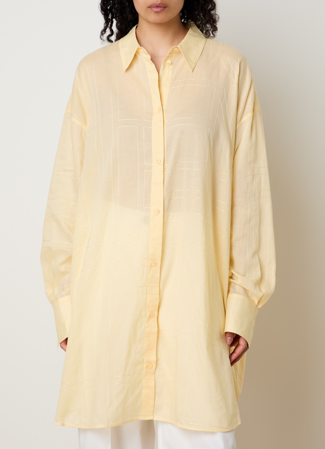 TOTEME Semi-transparante longline blouse  - detail lichtgeel