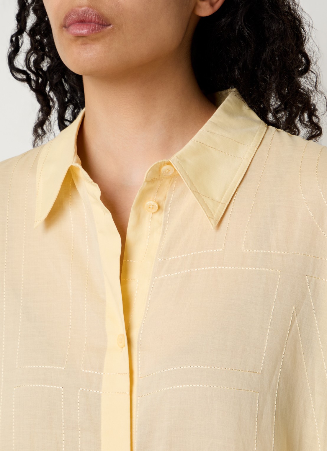 TOTEME Semi-transparante longline blouse  - detail 2 lichtgeel