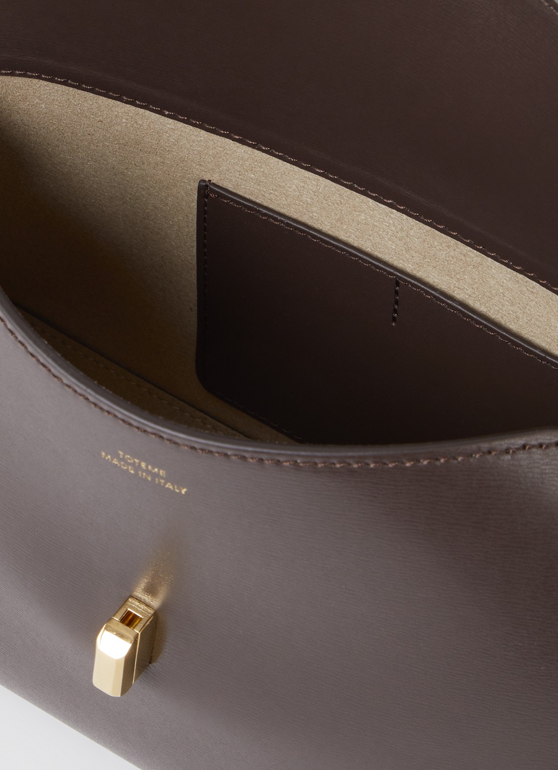 TOTEME T-Lock clutch van leer met afneembare schouderriem - detail 5 donkerbruin