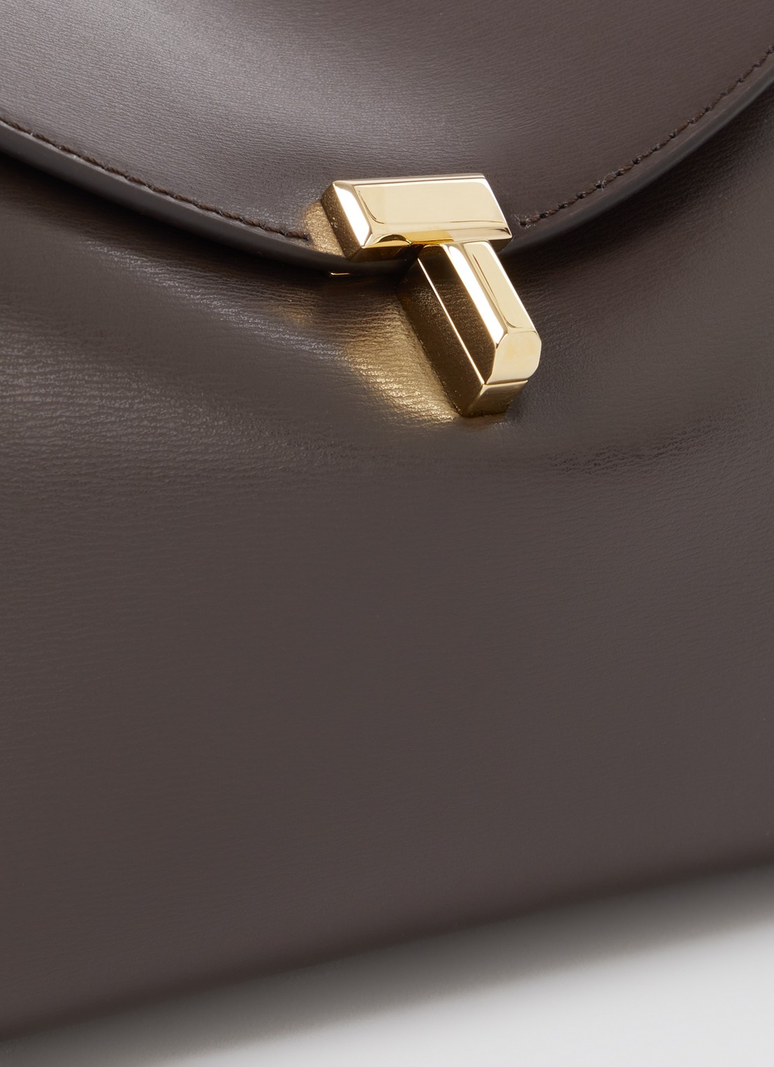 TOTEME T-Lock clutch van leer met afneembare schouderriem - detail 7 donkerbruin