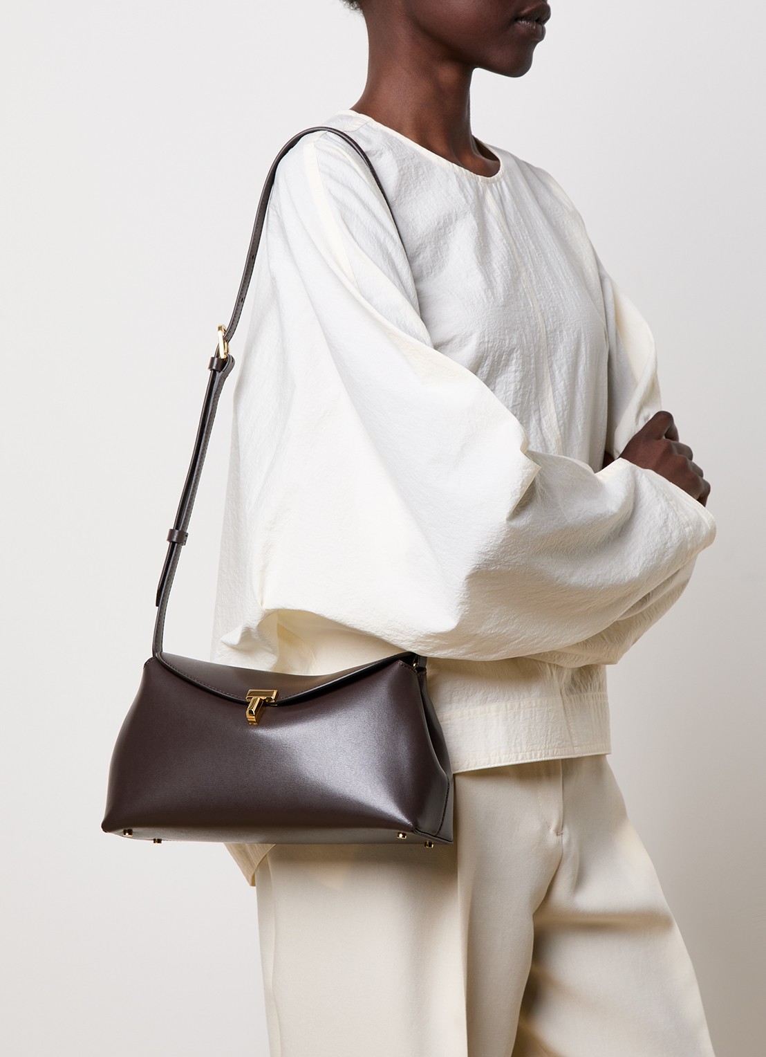 TOTEME T-Lock clutch van leer met afneembare schouderriem - voorkant 3 donkerbruin