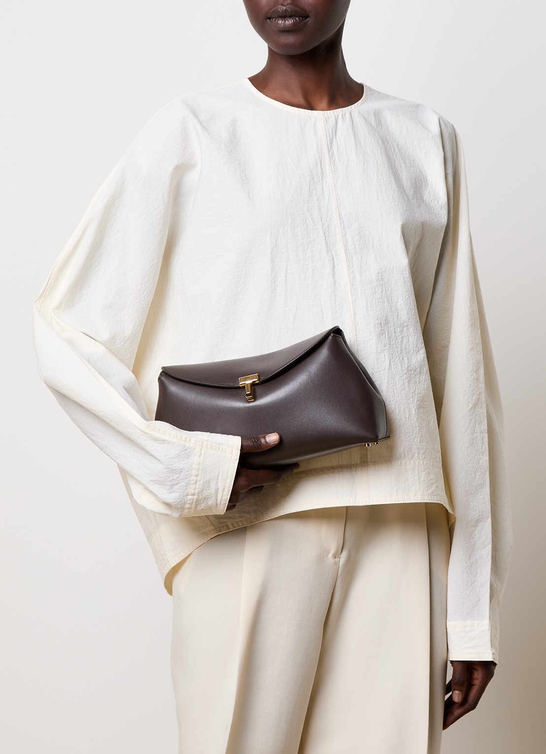 TOTEME T-Lock clutch van leer met afneembare schouderriem - voorkant 4 donkerbruin