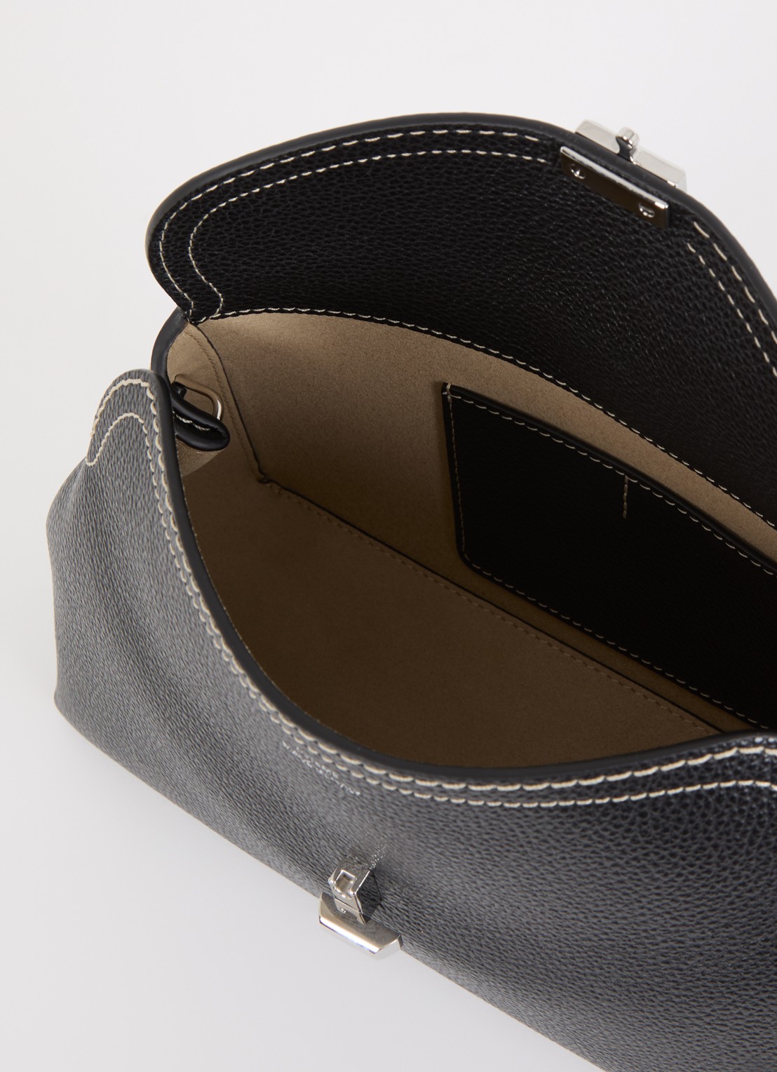 TOTEME T-Lock clutch van leer met afneembare schouderriem  - detail zwart