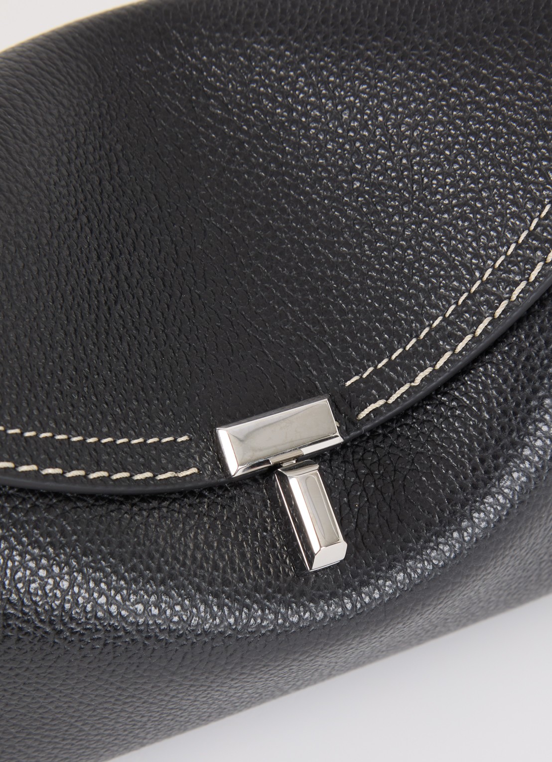 TOTEME T-Lock clutch van leer met afneembare schouderriem  - detail 3 zwart