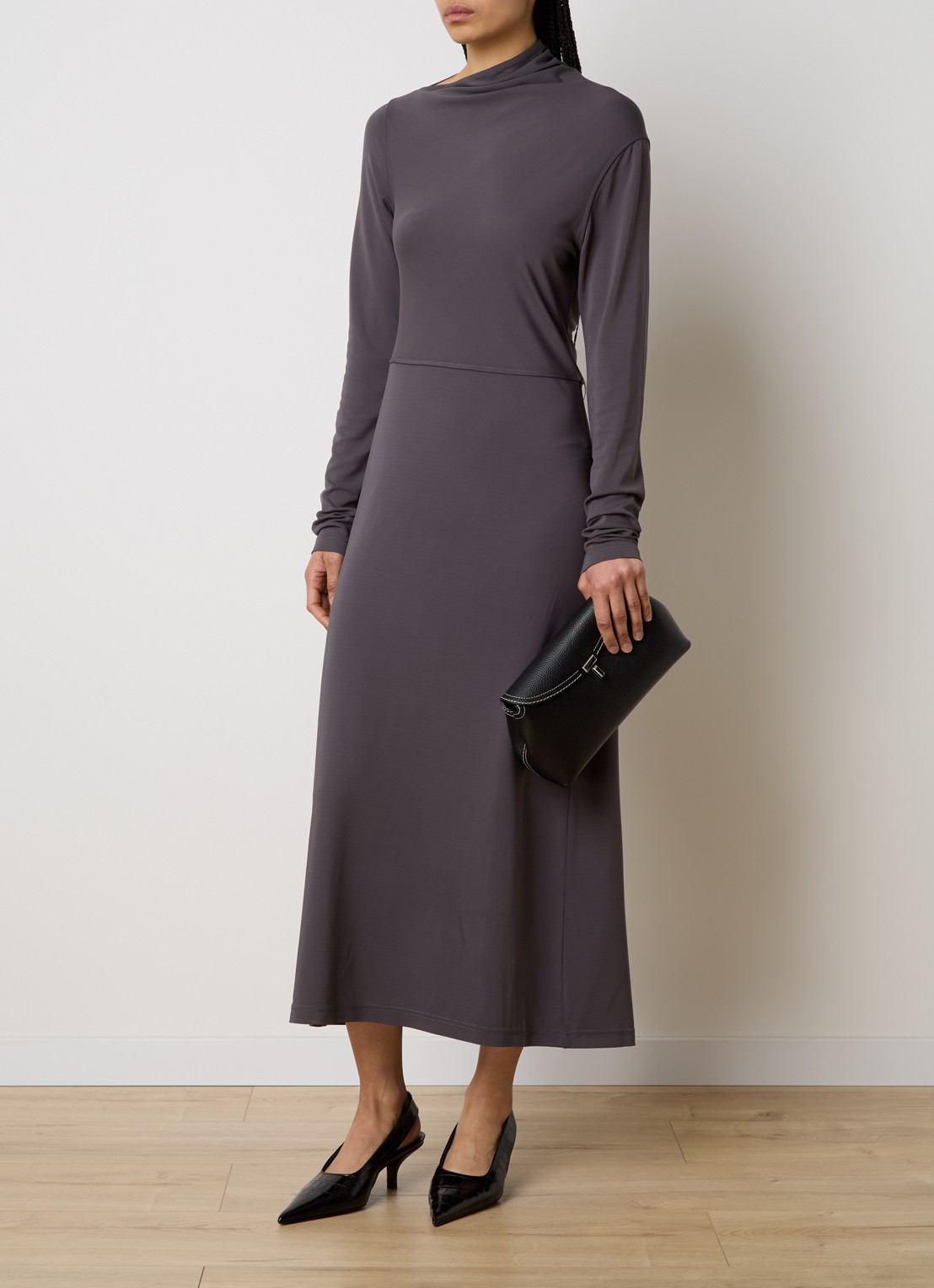 TOTEME T-Lock clutch van leer met afneembare schouderriem  - voorkant 5 zwart