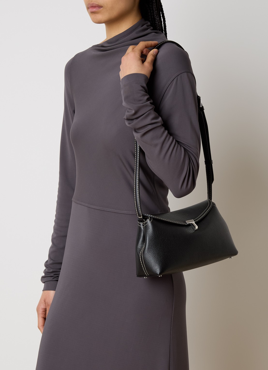 TOTEME T-Lock clutch van leer met afneembare schouderriem  - voorkant 6 zwart